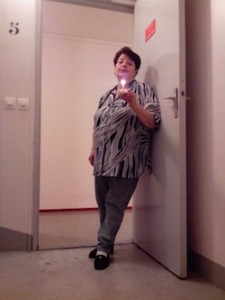 Pour mon anniversaire, Ma-Jeanine m'attendait sur le palier des escaliers avec une bougie. Et elle chantait, bien sûr !