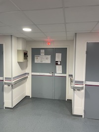 Une porte de salle de radiologie