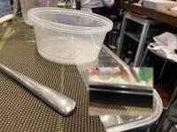 La boîte en plastique qui fait office de bol à soupe, et le plateau pastique du chirachi