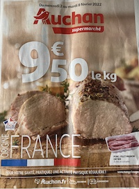 Une une de catalogue publictaire avec deux filet mignons trop cuit, le prix, et l'enseigne (Auchan)