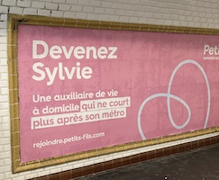 L'image montre l'affiche décrite dans le métro. 