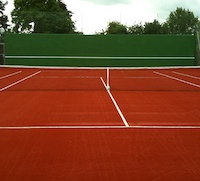 Un terrain de tennis