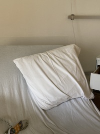 Un oreiller posé sur un lit d'hôpital
