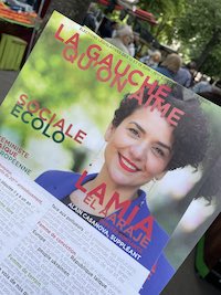 Un tract de Lamia El AAraje, candidate PS dissidante de la Nupes à Paris. Sur on tract, son prénom est écrit trois fois plus gros que son nom, et plus gras aussi.
