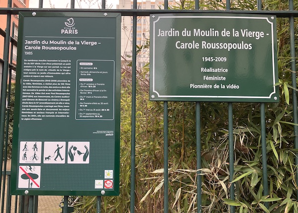 Les deux nouvelles plaques du jardin du Moulin de la vierge où on lit : « Jardin du Moulin de la vierge - Carole Roussopoulos, 1945-2009 réalisatrice, féministe, pionnière de la vidéo »