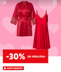 Sur un fond rose parsemé de cœur roses également, un kimono type robe de chambre et une nuisette en satin rouge sont présentés sans mannequin. Un encart indique une réduction de 30% sur ces deux produits. Un encart plus petit indique en blanc sur fon rouge "Saint Valentin".