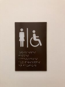Sous le logo indiquant des toilettes femme et handicapées, cinq lignes d’écriture en braille. Je ne peux pas vous dire ce qui est écrit !
