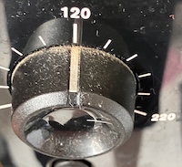 Un bouton gradué pour sélectionner la quantité d'eau. Un trait blanc, sur la tranche du bouton, permet de se metttre en face de la draduation.
