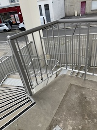 L'escalier vu de haut. C'est plus haut qu'un étage habituel. On voit la forme globale de l'esaclier, les têtes de marche, la main courante… C'est magnifique !